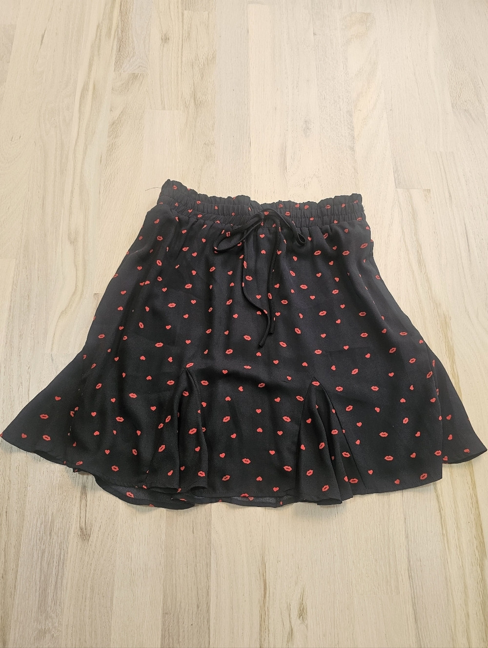 Francesca's Collections Black Skirt with Hearts & Red Lip Print